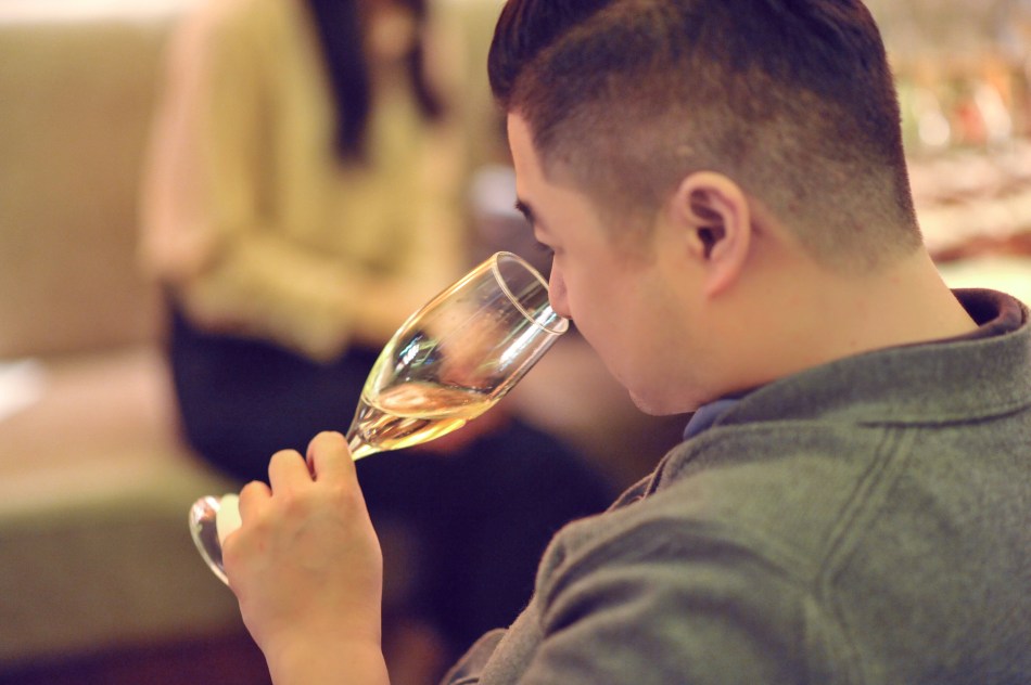 中国饮酒者享用一杯香槟（图片：文件图片）